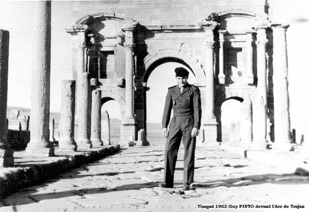 SRVC MLT5 - ALGERIE-48 Timgad devant l'Arc de Trajan.jpg